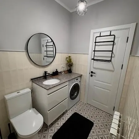 Apartament Central Cu Curte Privata *